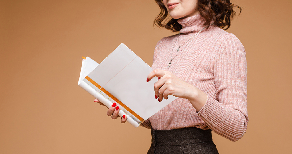 lady-smart-clothes-reading-book-reading-book-called-smart-wardrobe-stylists.jpg
